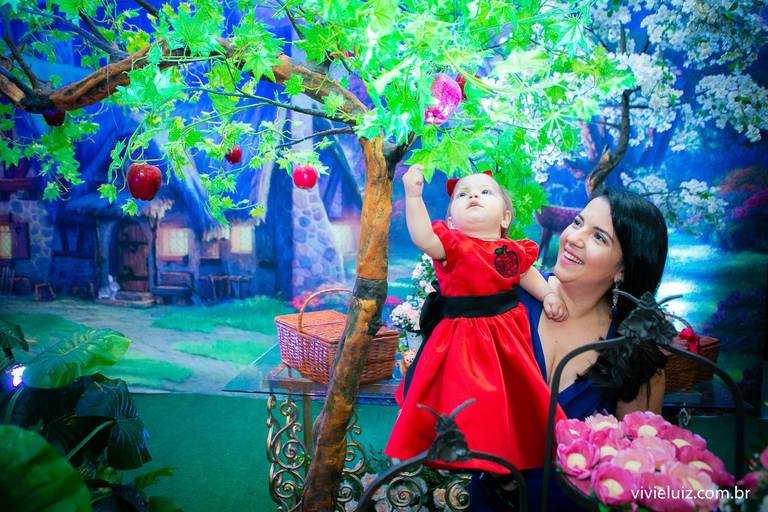 mae e filha olhando a decoraçao