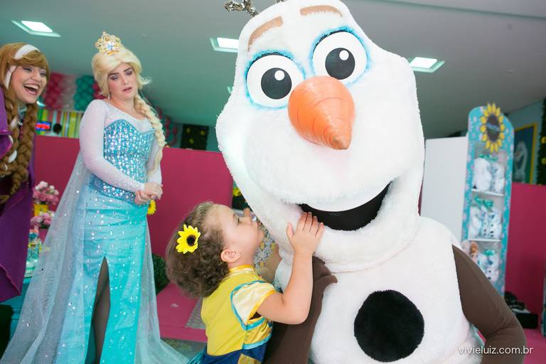 criança dando um beijo no olaf