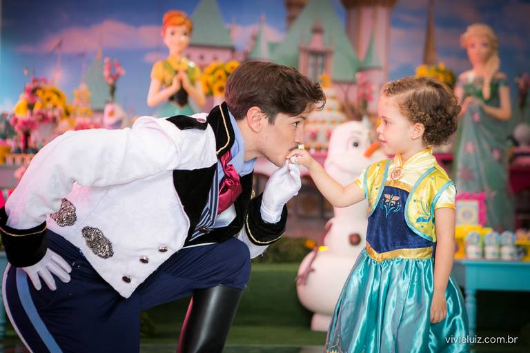 principe hans beijando a mao da criança