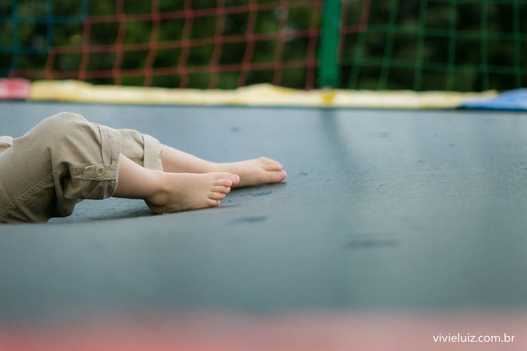 criança deitada no pula-pula