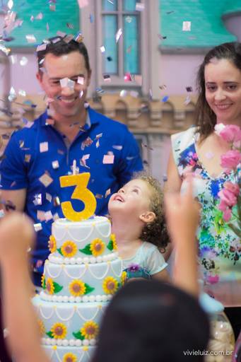 familia na mesa do bolo no aniversario de 3 anos da filha