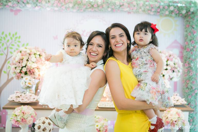 mães e filhas na mesa do bolo