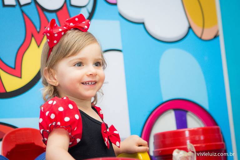 criança sorrindo no brinquedo