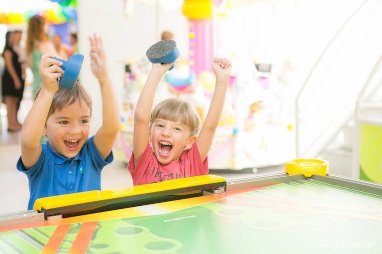 crianças felizes pela vitoria