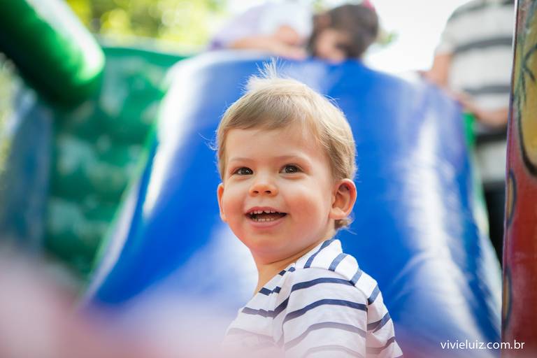 criança no brinquedo inflavel