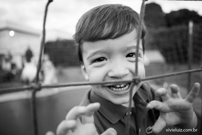 criança na grade do pula-pula