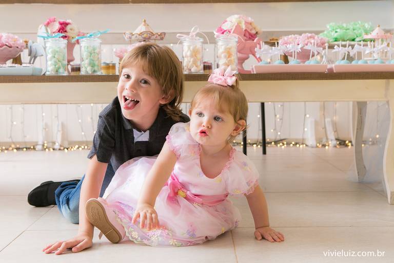 irmaos fazendo careta