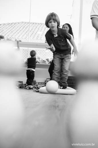 criança jogando uma bolinha