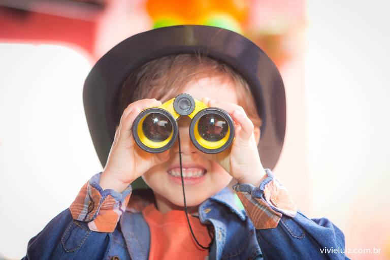 criança com o binoculos
