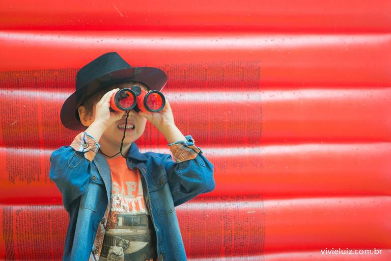 criança olhando a festa