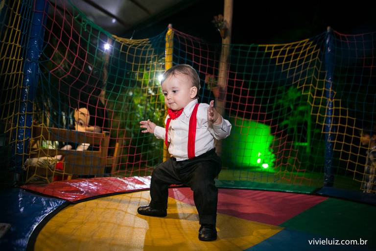 criança no pula-pula