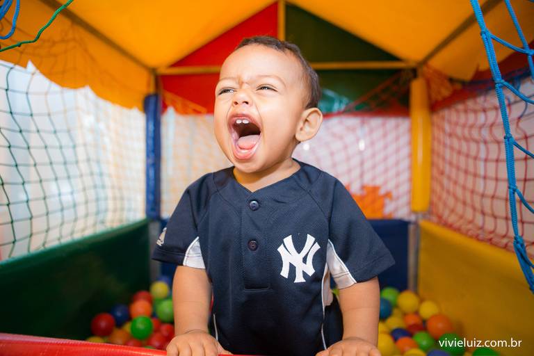 criança na piscina de bolinhas