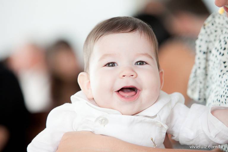 crianca sorrindo no batizado