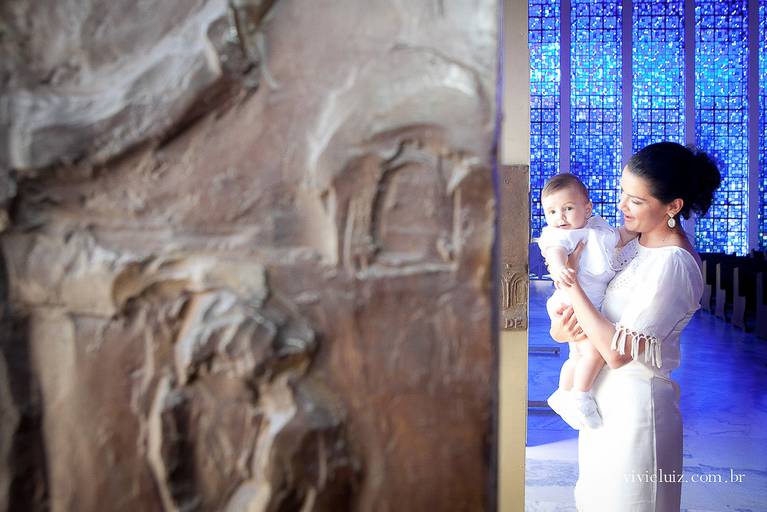 mãe com o seu filho na porta da Igreja para ser batizado