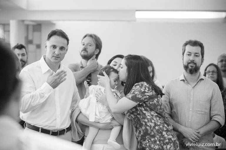 madrinha dando um beijo na afilha da de batismo