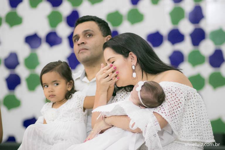 família reunida para o batizado da filha