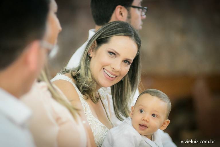 mãe e seu filho no banco da igreja para o batizado