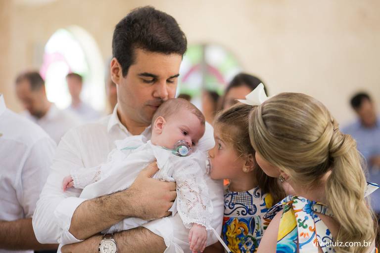 família reunida para o batizado do filho