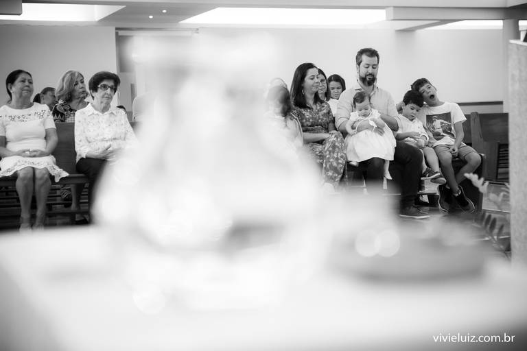 família reunida para o batismo da criança