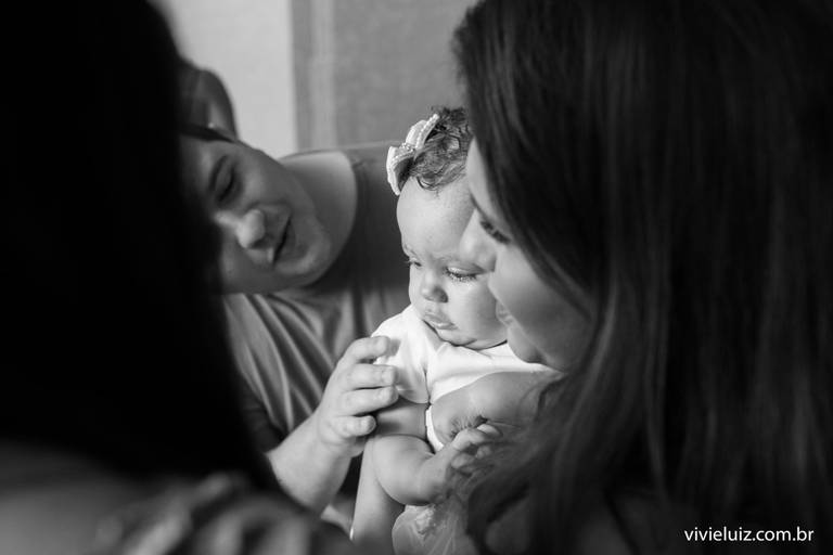 família unida com a bebê que será batizada