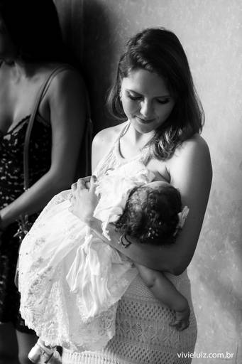 mãe amamentando a filha