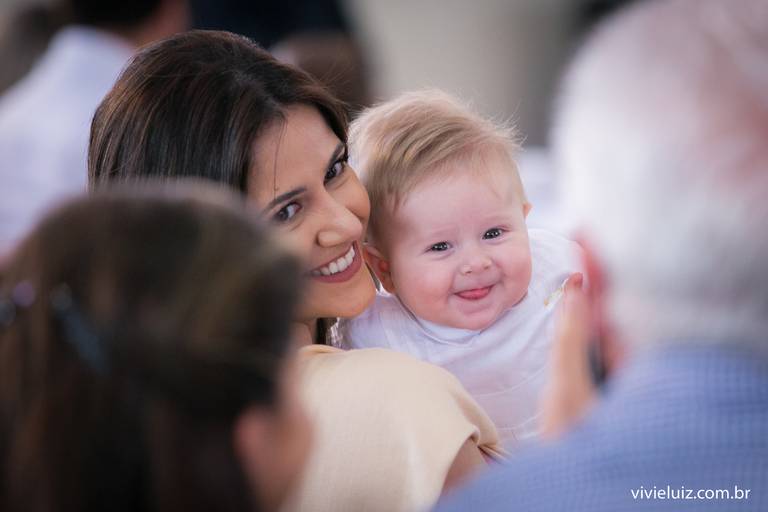 madrinha e afilhado abraçados