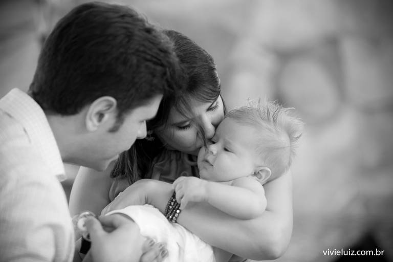 pais abraçando o filho