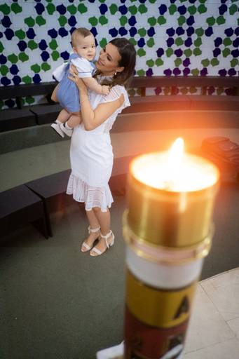 mãe e filho na Igreja para o batismo