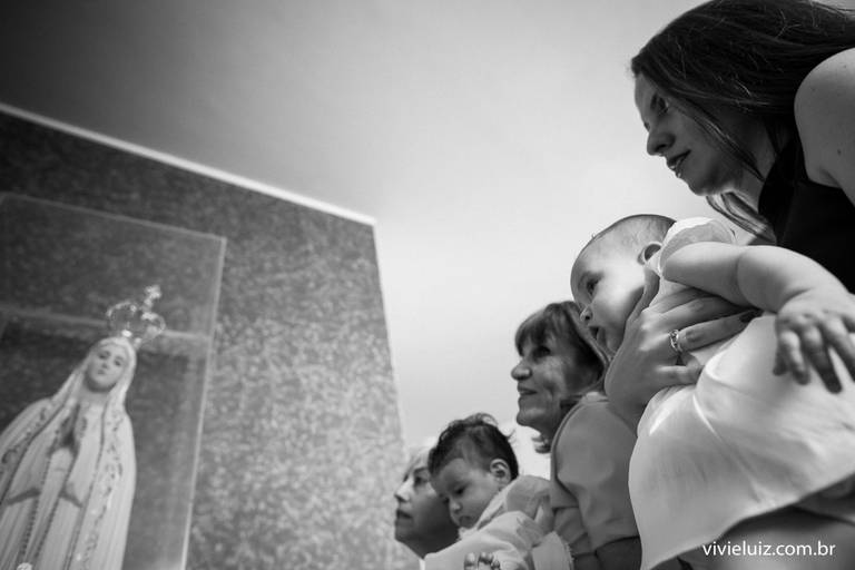 família em frente a Nossa Senhora 
