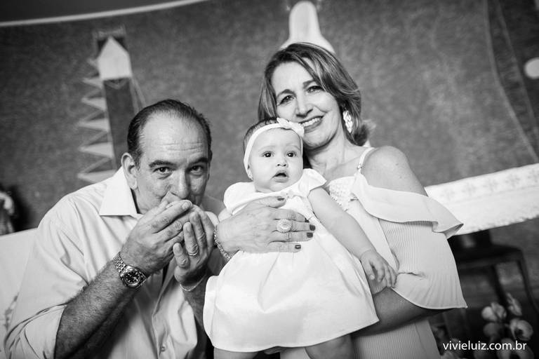 avós com a neta no dia do batismo