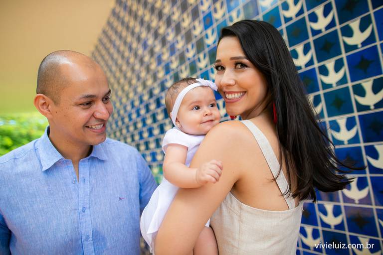 pais com filha na Igreja