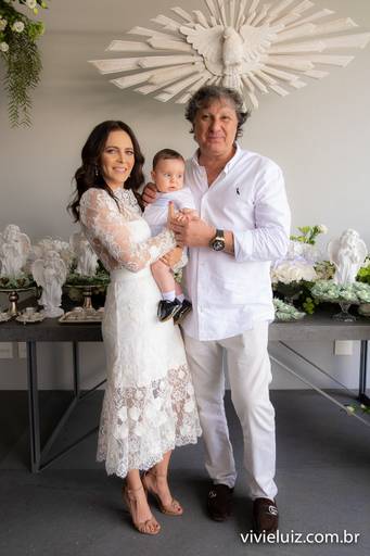 pai, mãe e filho celebrando o batismo do bebê