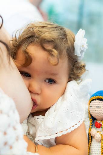 mãe amamentando a filha 