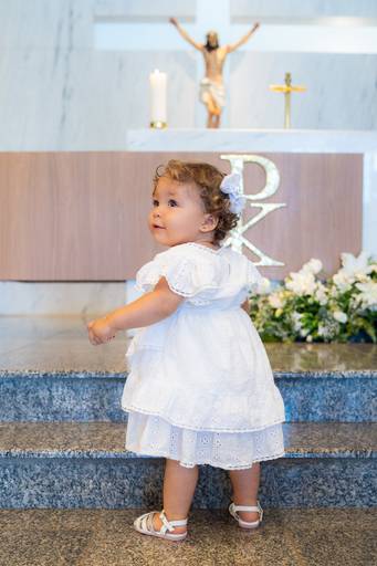 bebê rindo na Igreja no dia do seu batismo
