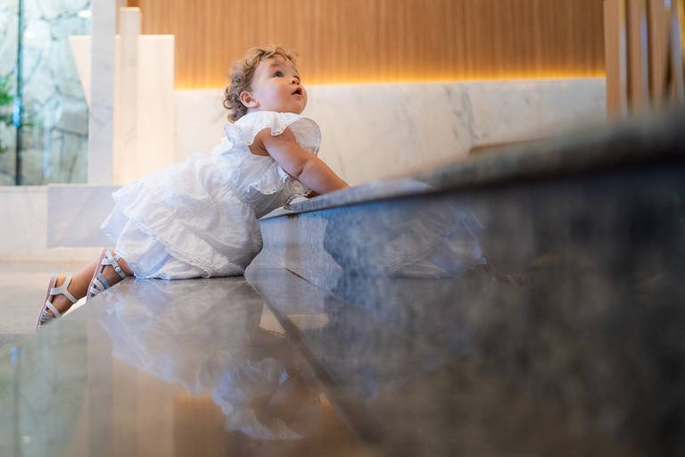 bebê subindo no altar