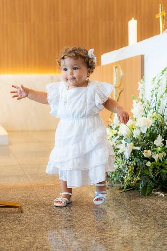 bebê olhando as flores 