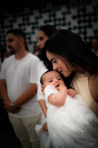 mãe dando um beijo no seu filho