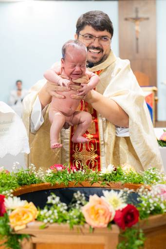 padre batizando o bebê