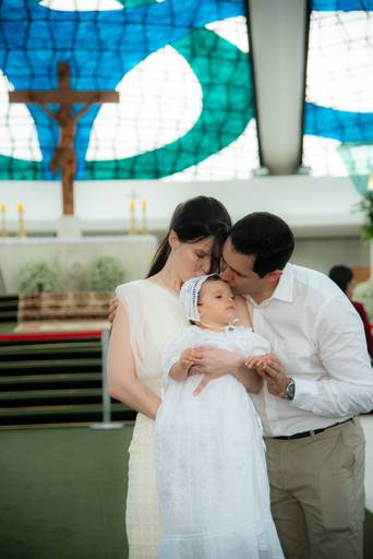 família reunida na Catedral para o batismo do filho