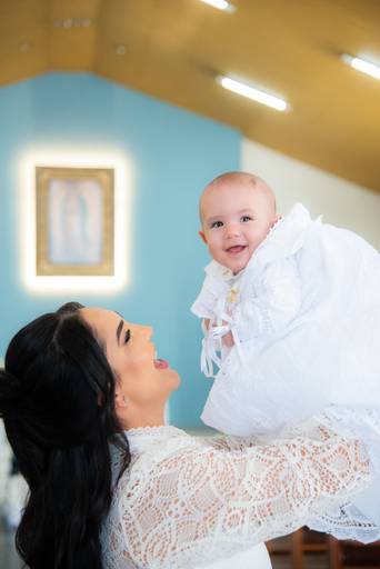 mãe brincando com a sua filha 