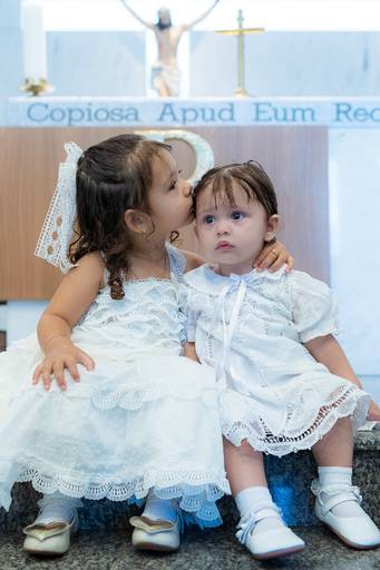 irmã dando um beijo na outra