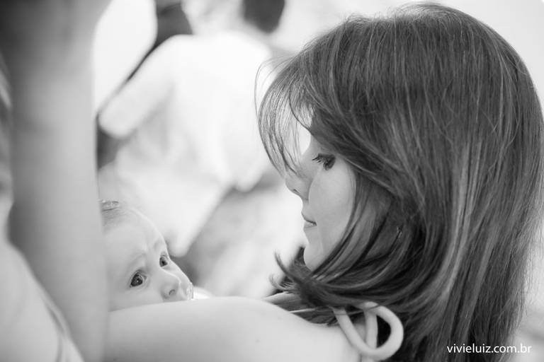  mãe segurando o seu filho no colo