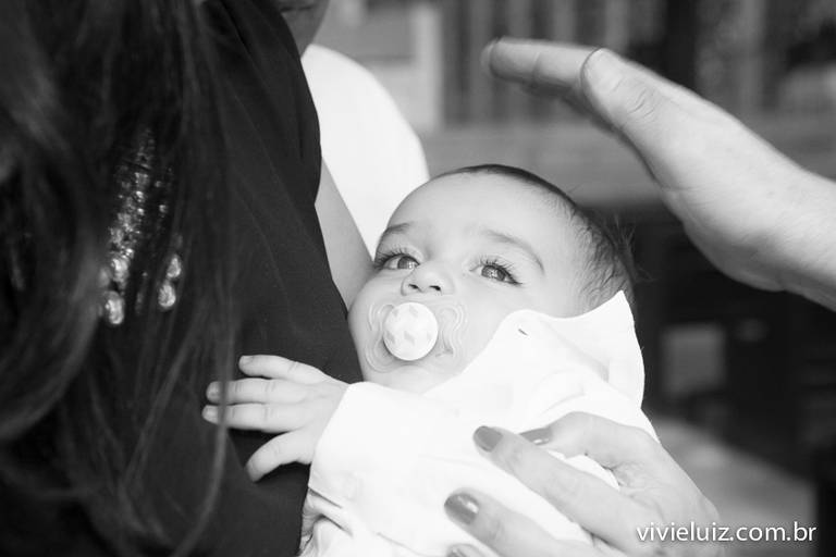 bebê de chupeta no colo da mãe