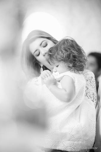 menina no colo da madrinha de batismo