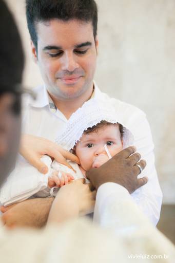 mão do padre ungindo a criança no batizado