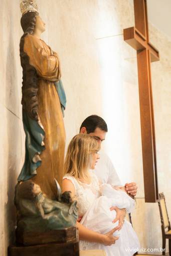 famíli aos pés de Nossa Senhora no dia do batizado da criança