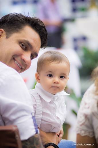 padrinho e afilhado de branco no batizado