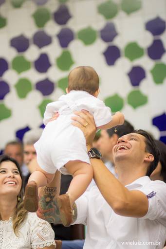 padrinho brincando com o seu afilhado