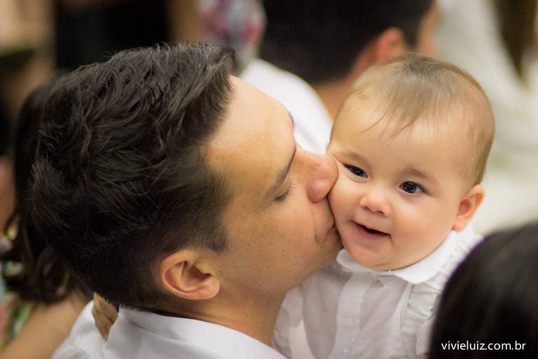 beijo do pai no filho bebê no batizado