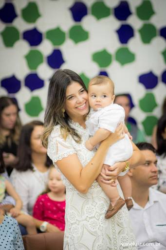 madrinha abraçada com o afilhado